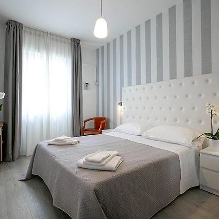 Hotel La Perla Римини Экстерьер фото