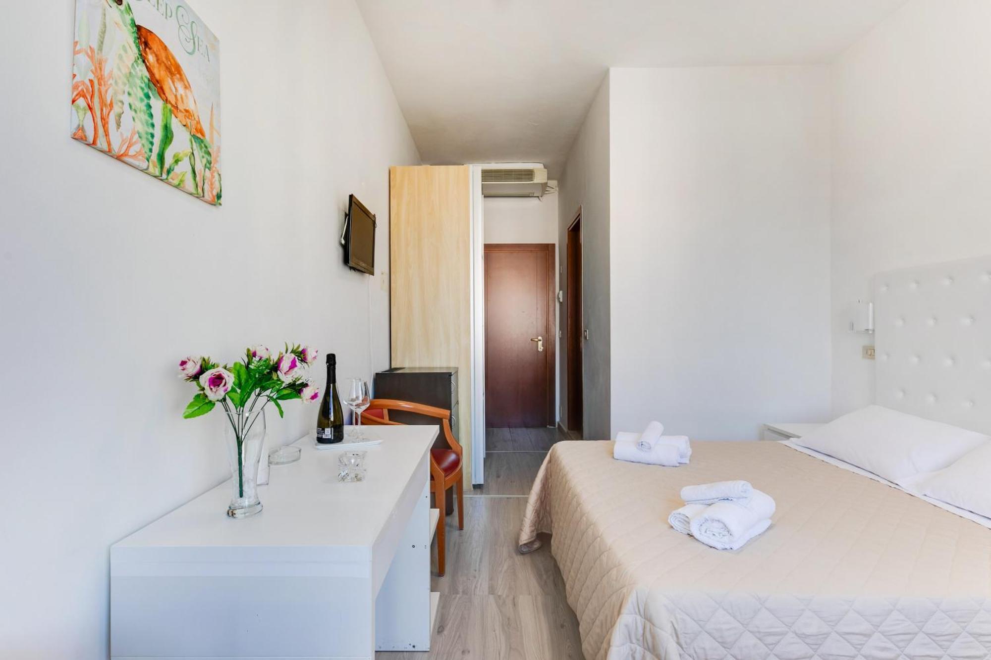 Hotel La Perla Римини Экстерьер фото