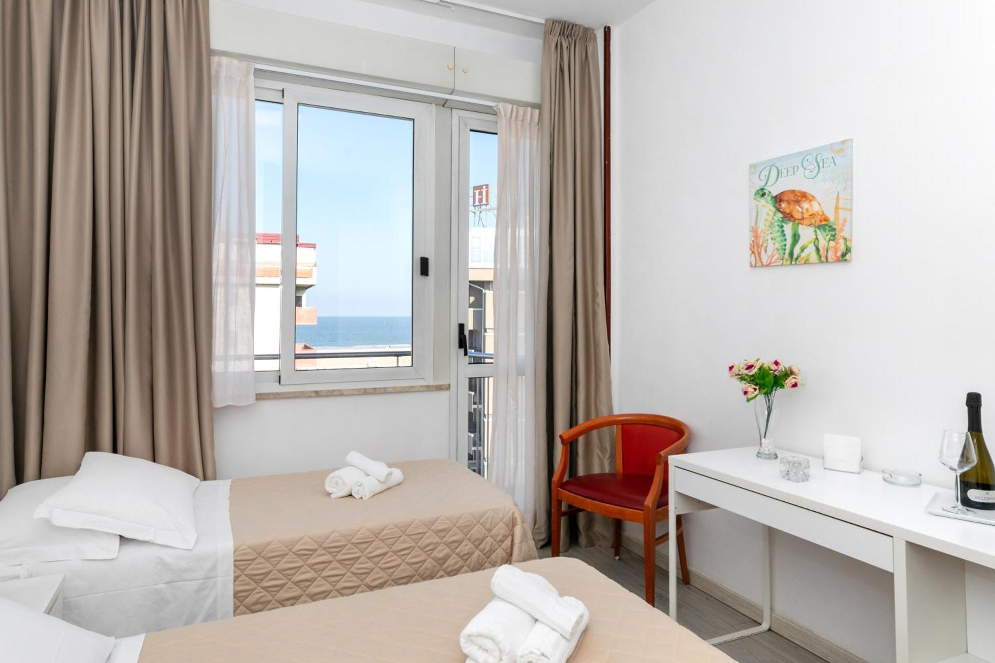Hotel La Perla Римини Экстерьер фото