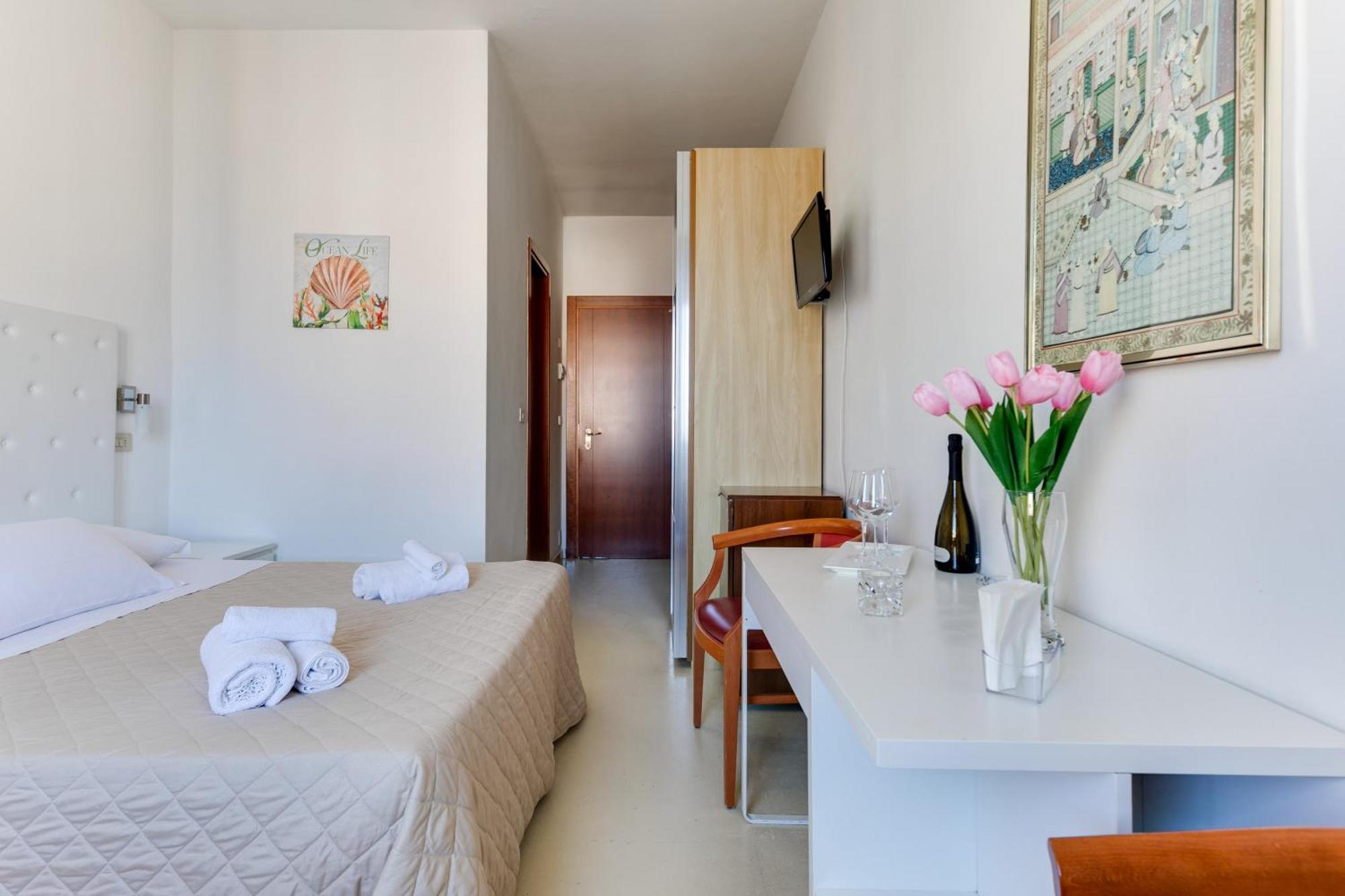Hotel La Perla Римини Экстерьер фото