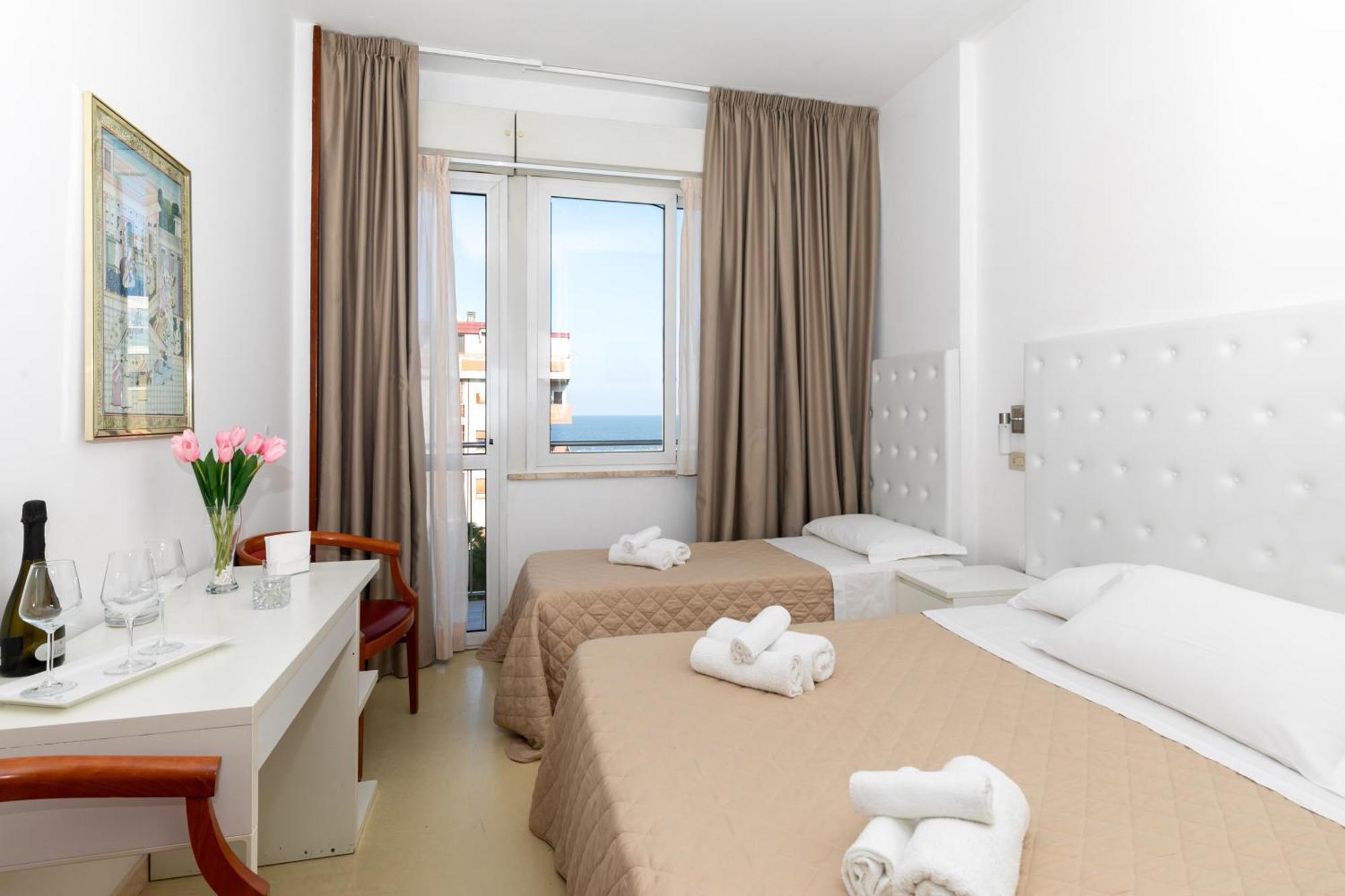 Hotel La Perla Римини Экстерьер фото