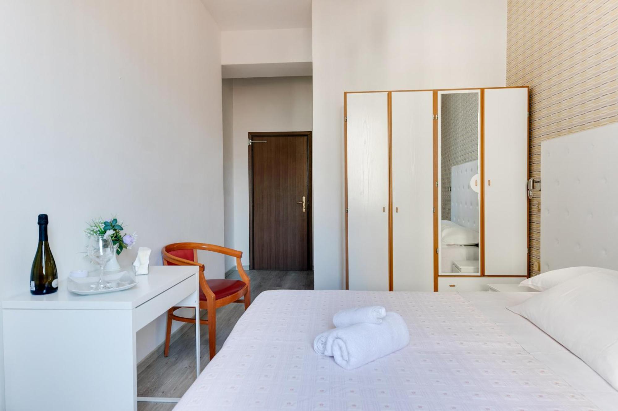 Hotel La Perla Римини Экстерьер фото