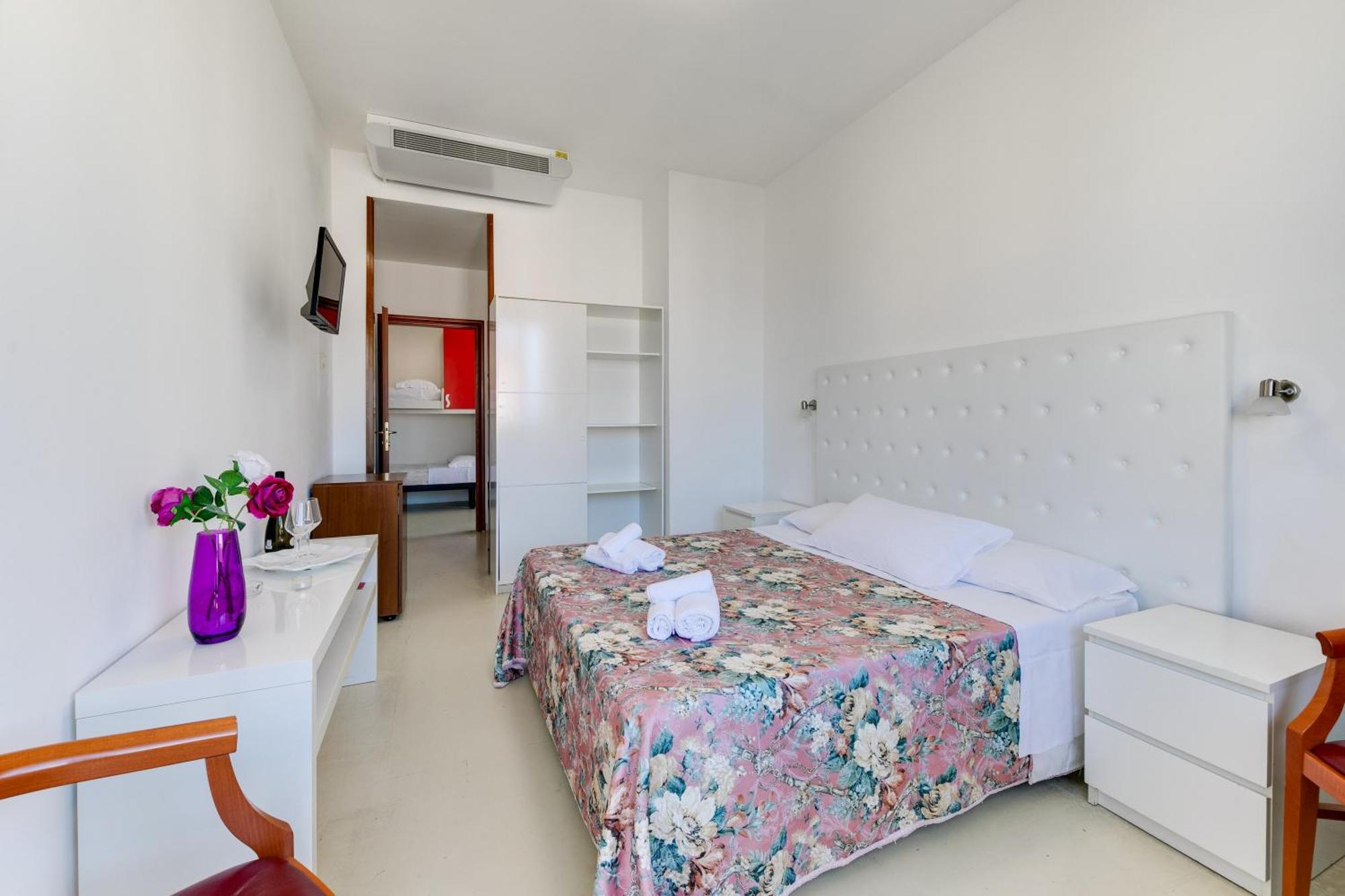 Hotel La Perla Римини Экстерьер фото