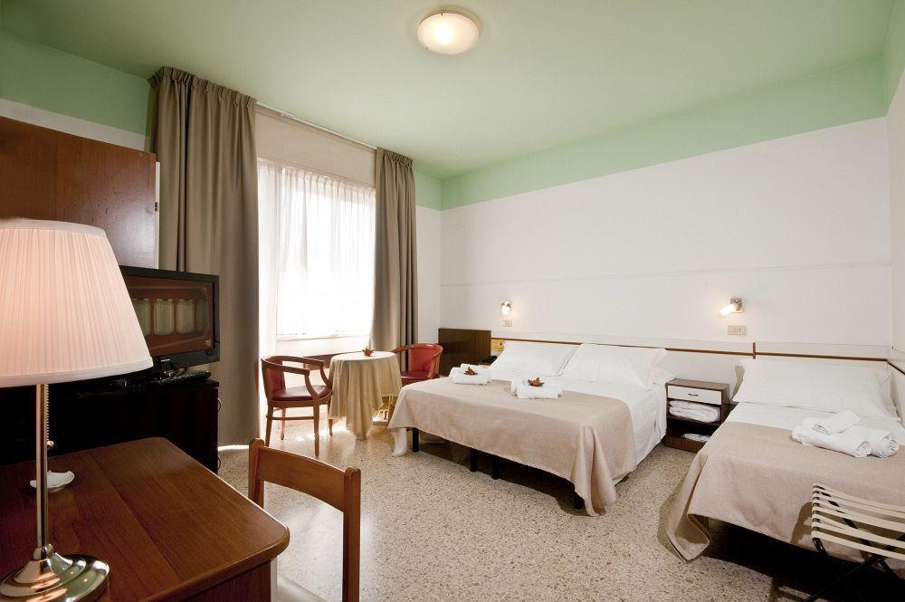 Hotel La Perla Римини Экстерьер фото